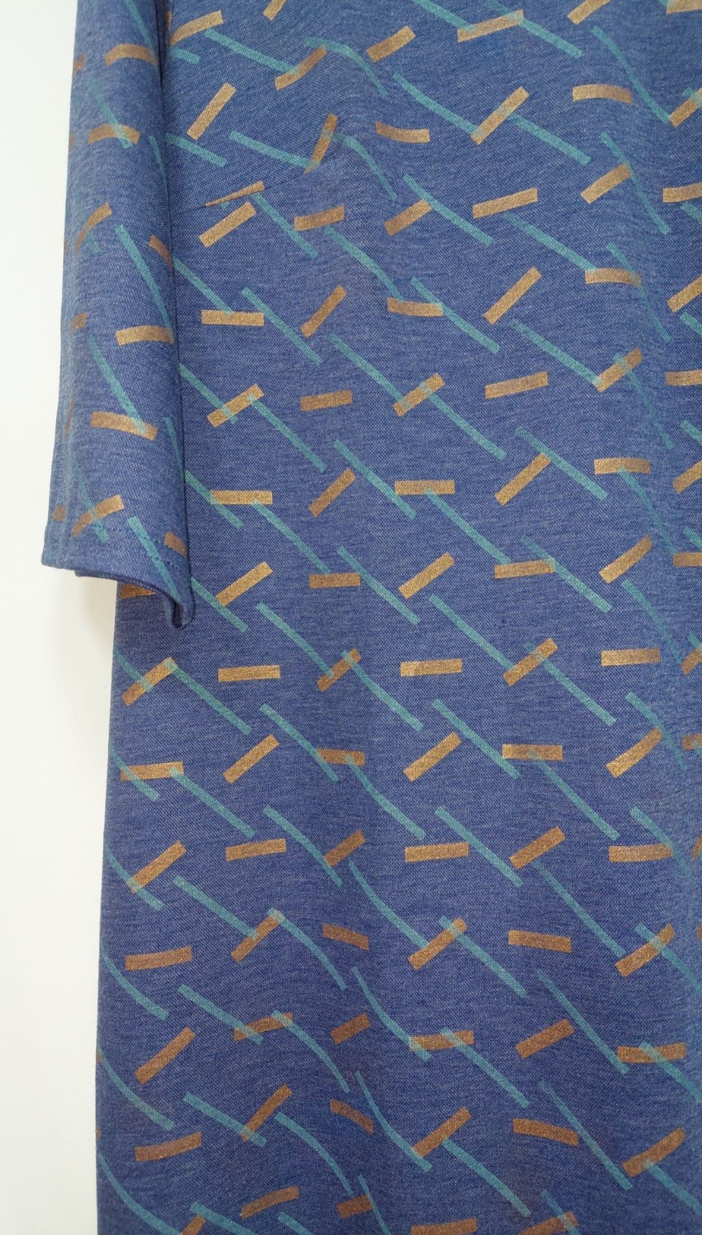 Платье женское на работу по фигуре праздничное повседневное на пуговицах вязаное плотное осеннее весеннее зимнее офисное футлярное синее голубое принт большой размер 54 плотное трикотаж вискоза с карманами рукав 3/4 силуэтное