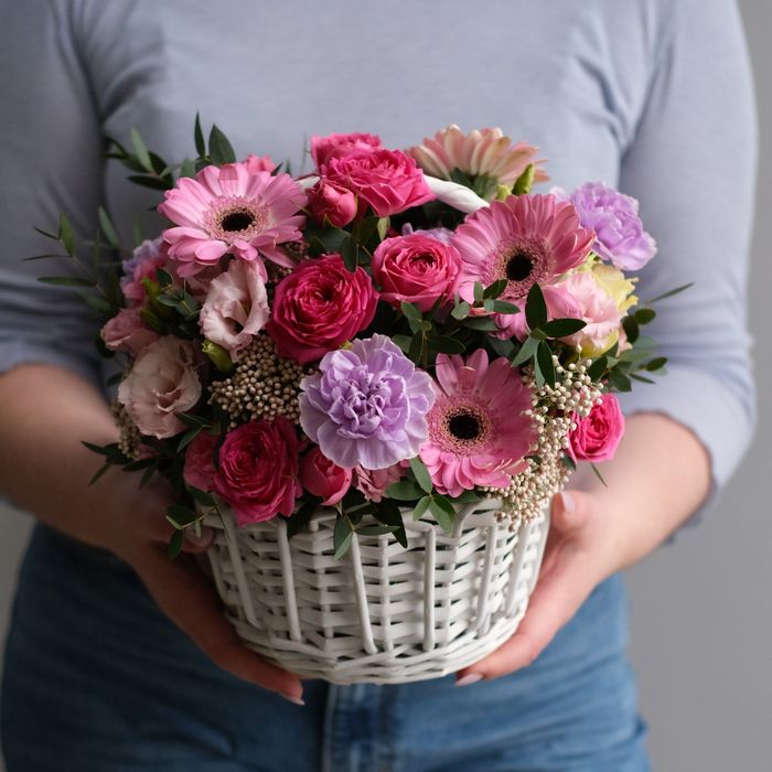 Композиция в корзине "Цветущий луг"