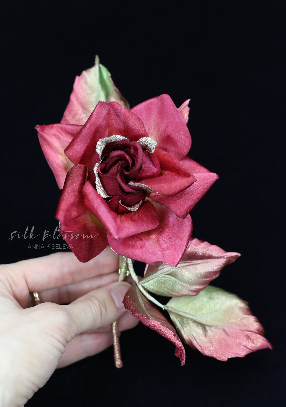 Брошь Бордовая роза из шелка с золотом