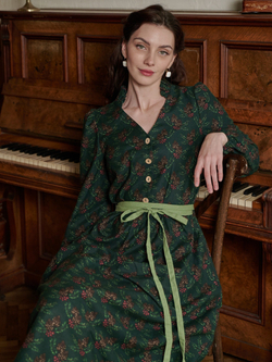 Платье с воротником стойкой