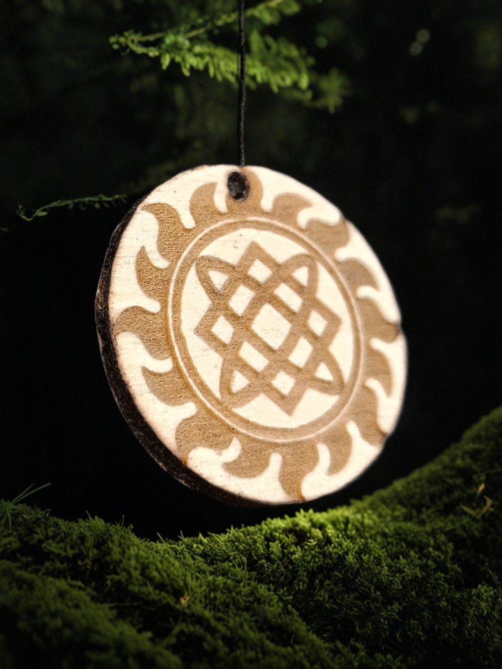 Славянский женский оберег Звезда Лады Богородицы. Материал береза. Длинна шнура 50 см. Диаметр - 3 см.