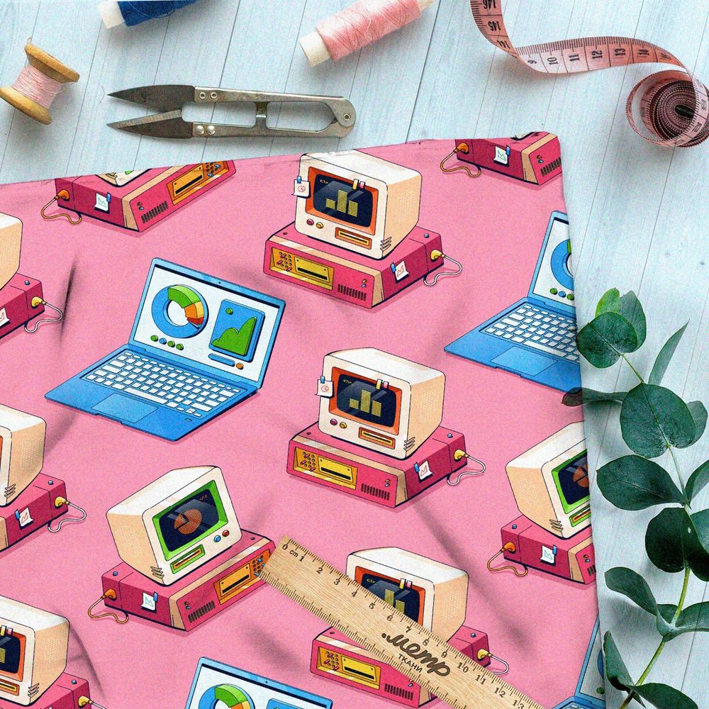 Ткань габардин компьютеры и ноутбуки на розовом фоне
