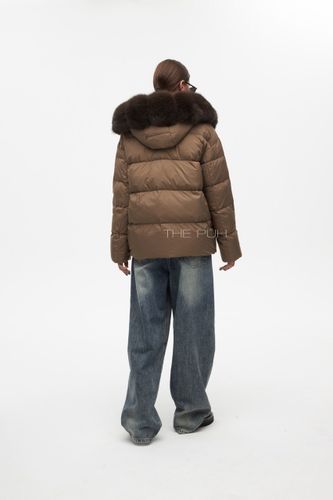 Коричневый пуховик с капюшоном и воротом из песца