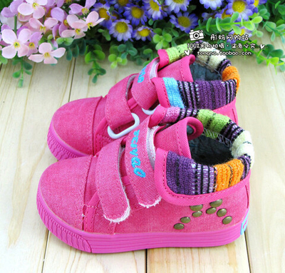 Кроссовки детские с заклепками и разноцветными отворотами