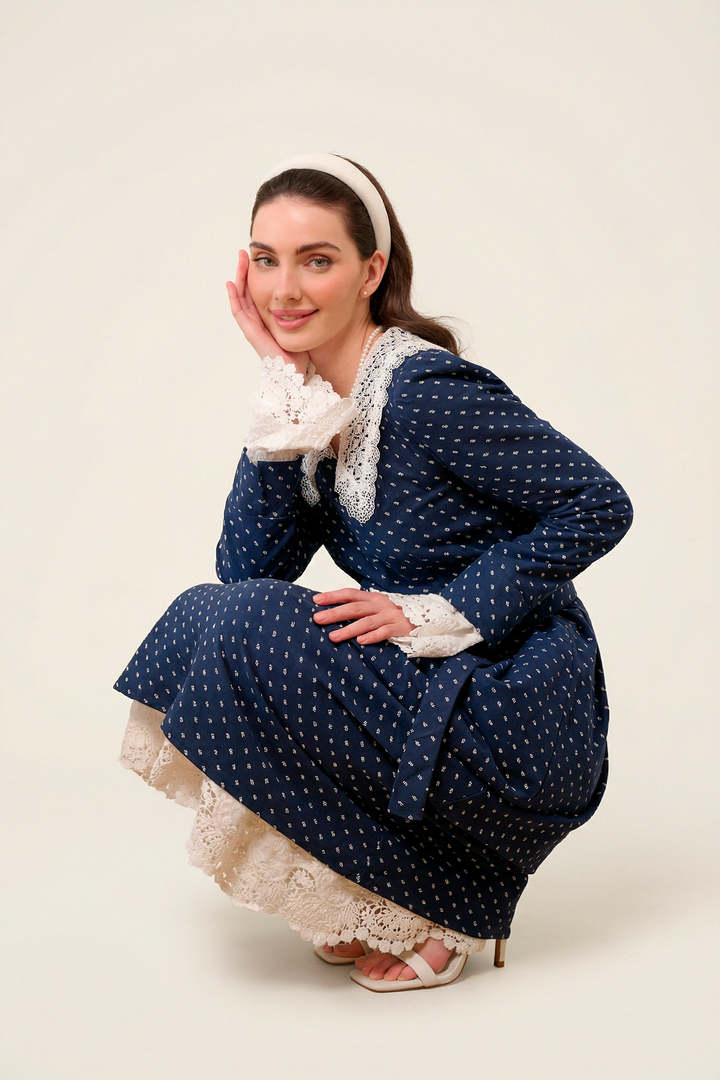 Платье с кружевным воротником