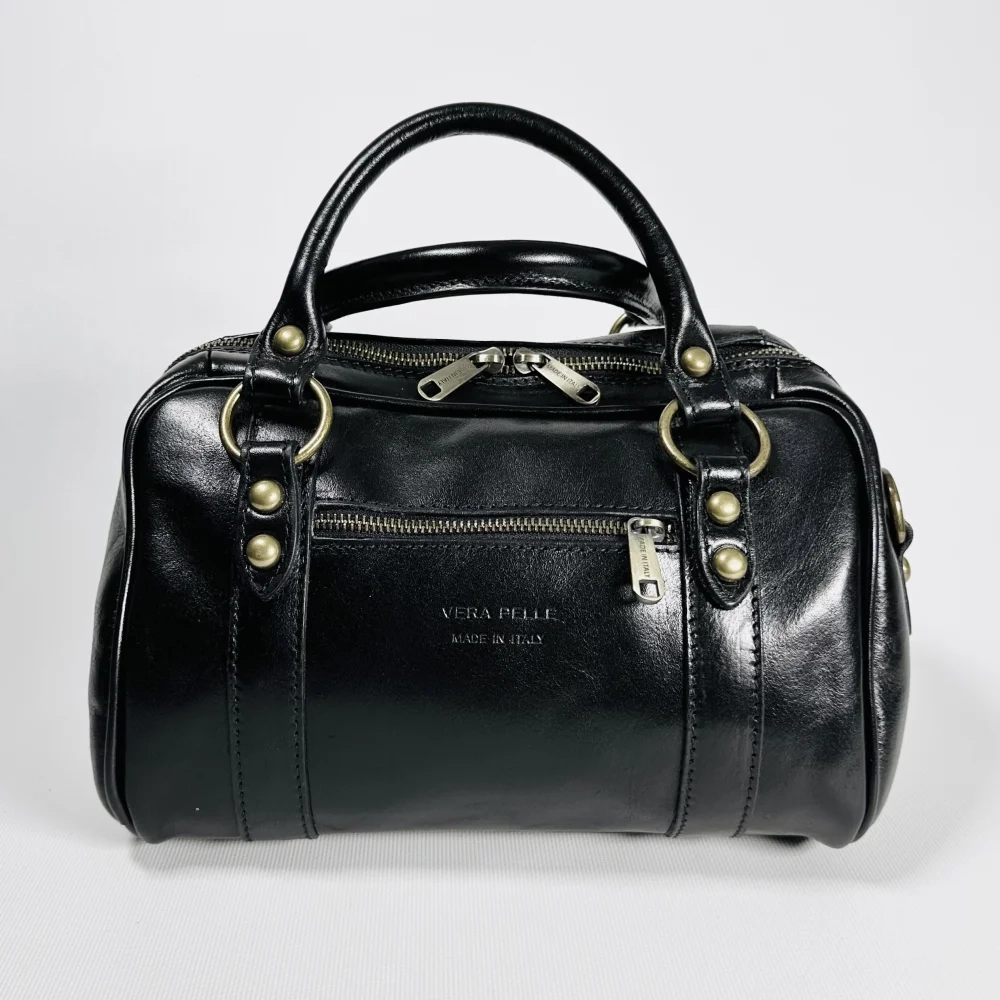 Женская сумка-саквояж из натуральной кожи черного цвета