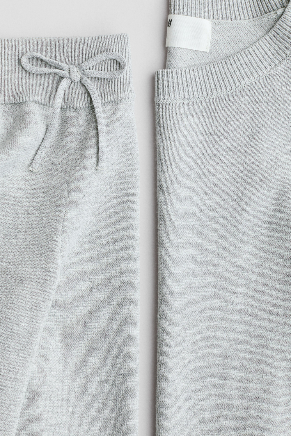 H&M Комплект из мягкого тонкого свитера и брюк, светло-серый