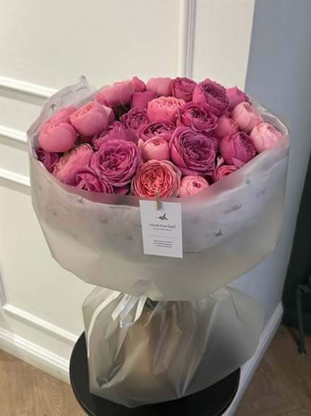 Моно букет из ярких кустовых пионовидных роз