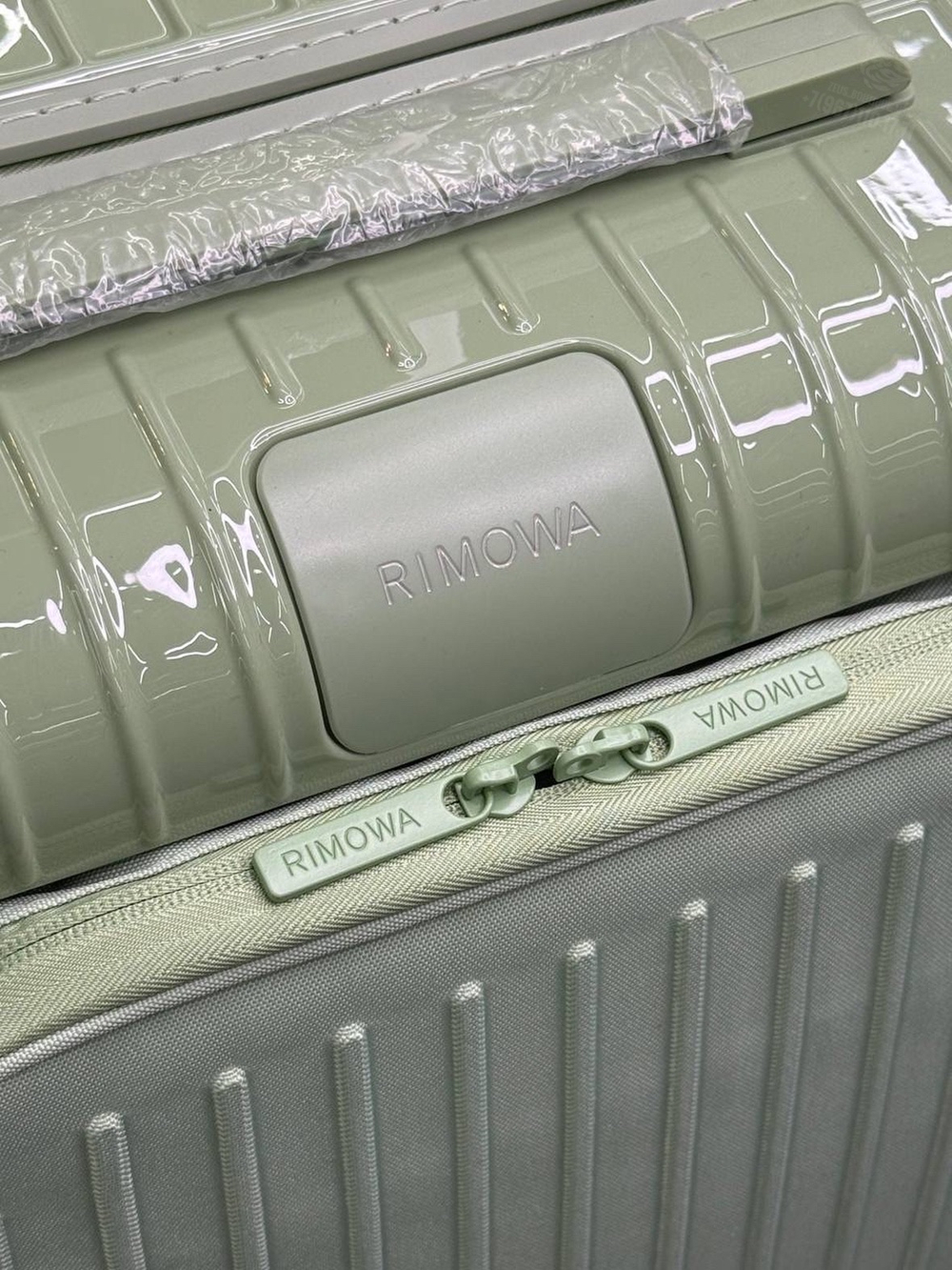 Чемодан Rimowa Essential Sleeve Cabin