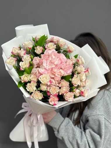 Дуо-букет с розовой гортензией и кустовыми розами сорта "Рефлекс"