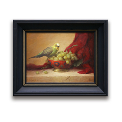 На картине Дмитрия Севрюкова изображён натюрморт: в центре — яркая чаша с орнаментом, наполненная гроздью зелёного винограда. На краю чаши сидит попугай с жёлто-зелёным оперением, будто заинтересованный ягодами. Несколько виноградин рассыпаны на переднем плане. Справа эффектно драпируется насыщенная красная ткань, создающая контраст с тёплым бежевым фоном. Композиция отличается вниманием к деталям и гармоничным сочетанием цветов.