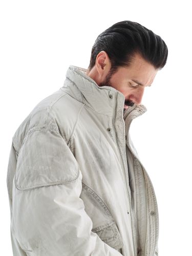 Светло-бежевый короткий пуховик с напылением