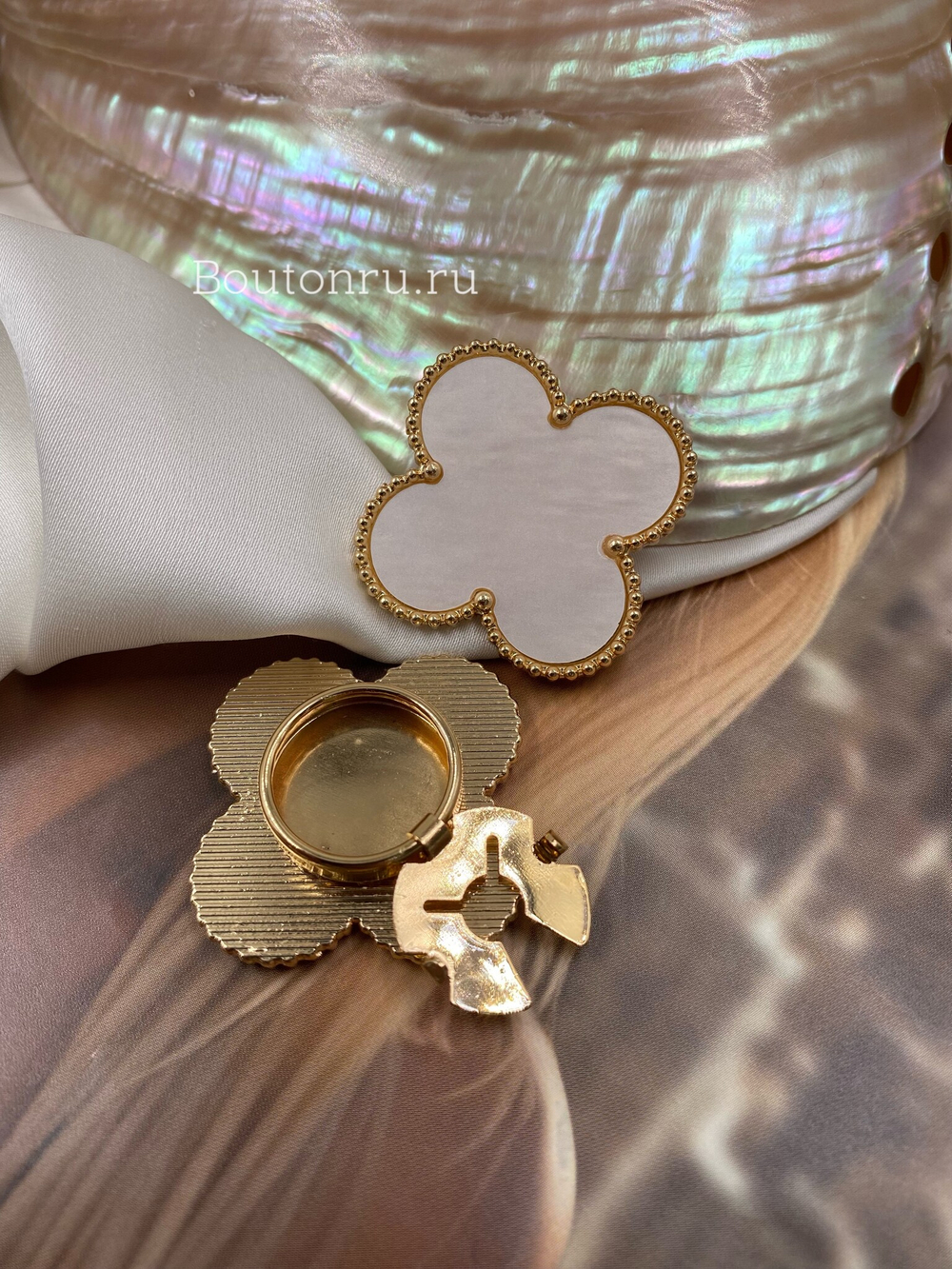 Накладка на пуговицу золотистая белый клевер в стиле ван кл