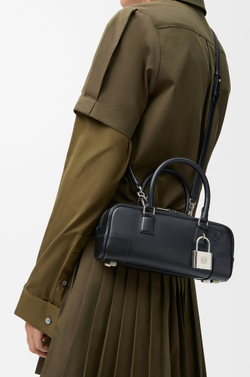 Loewe Укороченная сумка Amazona 23 из блестящей телячьей кожи, черный