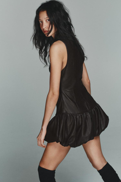 ZARA ПЛАТЬЕ-КОМБИНЕЗОН ИЗ ИСКУССТВЕННОЙ КОЖИ ОБЪЕМНОГО КРОЯ, ТЕМНО-КОРИЧНЕВЫЙ