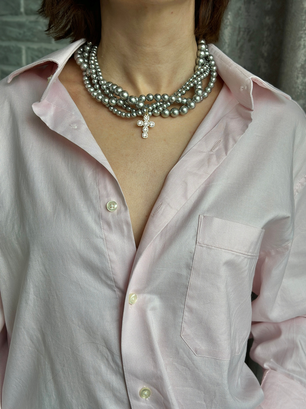 Колье "Одри" переплетеные нити серого жемчуга Майорка с крестом из цирконов, оттенок золото