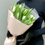 Букет из 15 белых тюльпанов в матовой и корейской упаковке