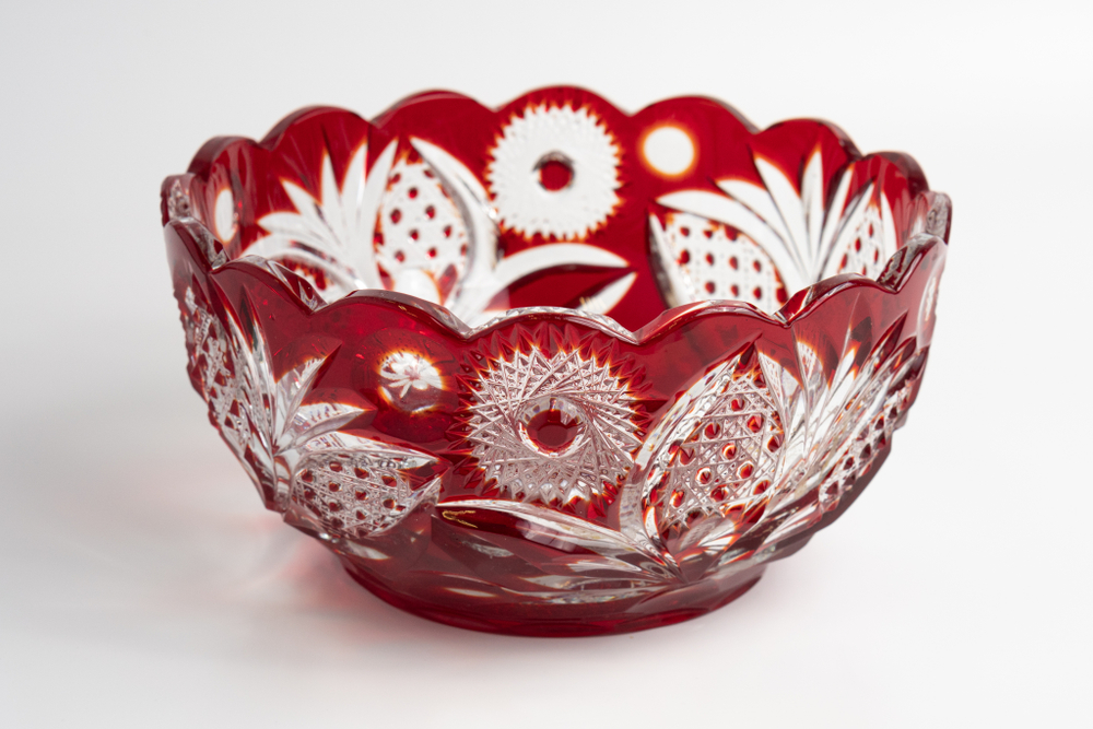 Хрустальная ваза насыщенно красного цвета