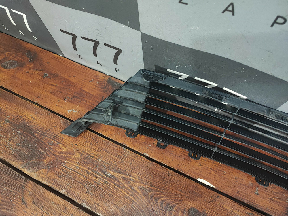 Решетка переднего бампера Toyota Corolla (E180) 15-19 Б/У Оригинал 5311202690