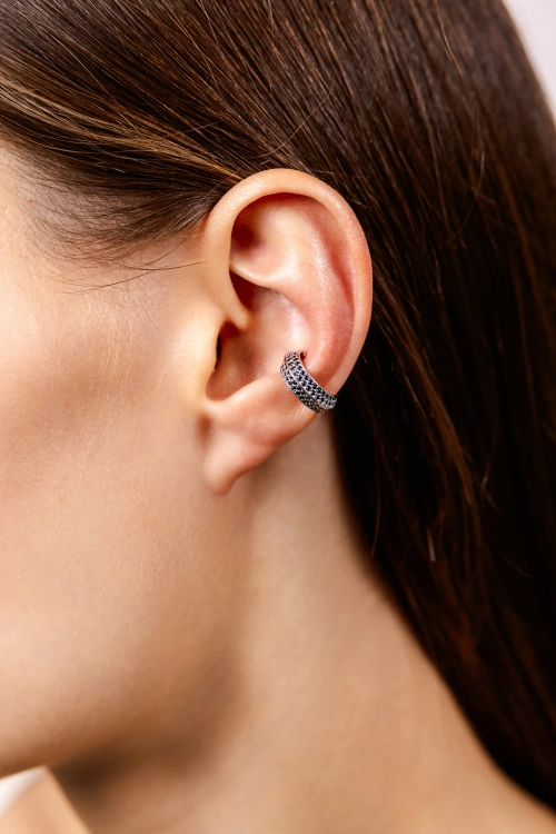 Кафф с россыпью чёрных камней