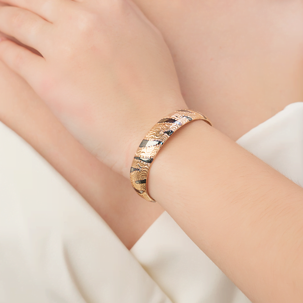 Браслет жесткий из красного золота с алмазной гранью