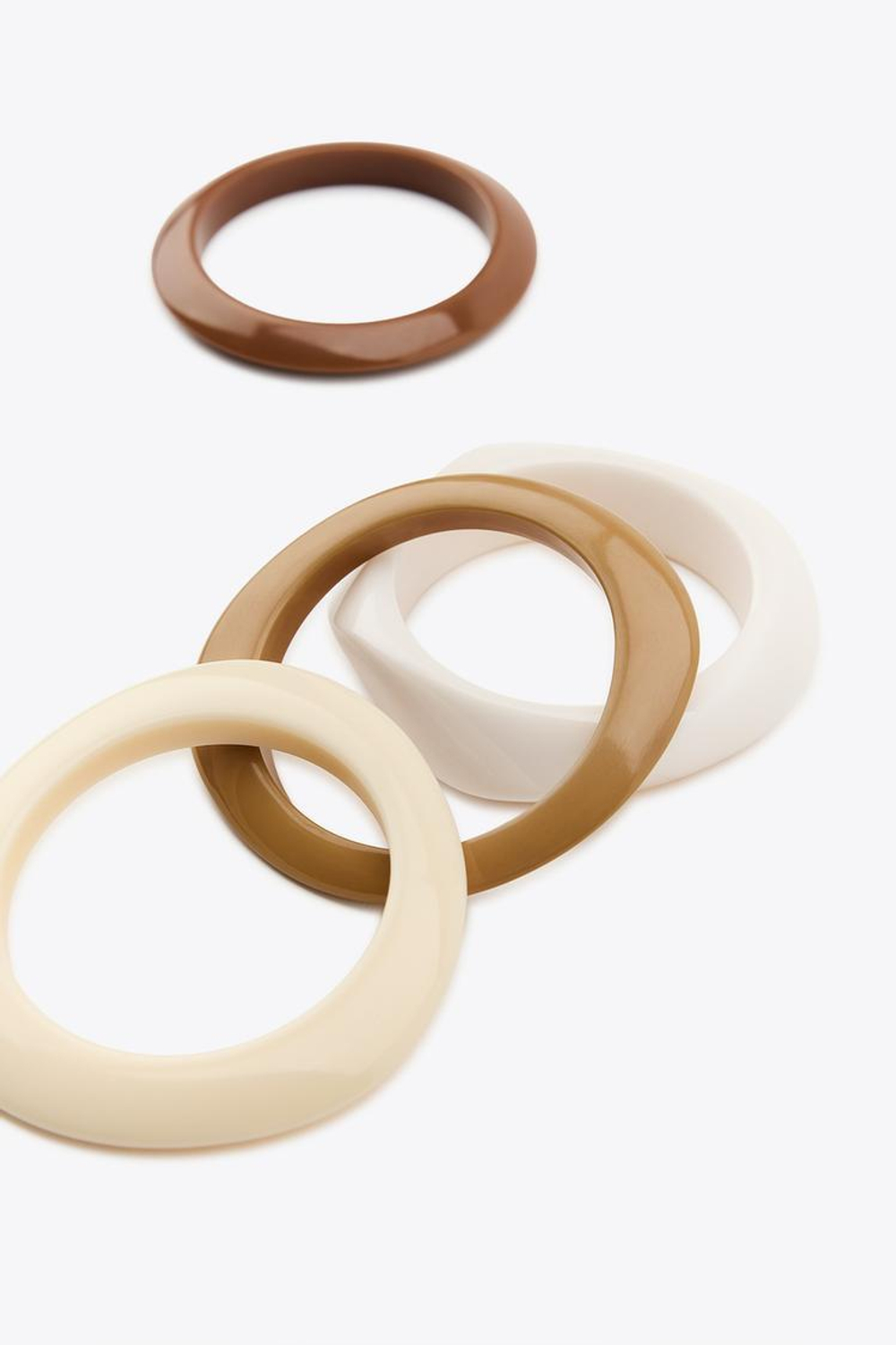 ZARA НАБОР ИЗ ЧЕТЫРЕХ ПЛАСТИКОВЫХ БРАСЛЕТОВ, ЭКРЮ