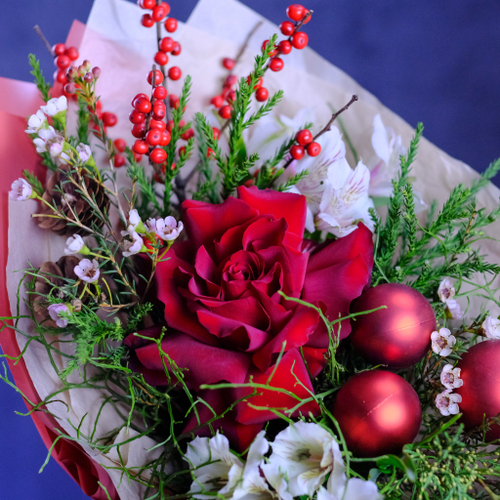 Купить Яркий зимний букет с французской розой и хвойными #701