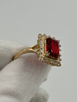 Кольцо с красным кристаллом
