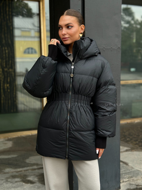 Черный приталенный пуховик с капюшоном