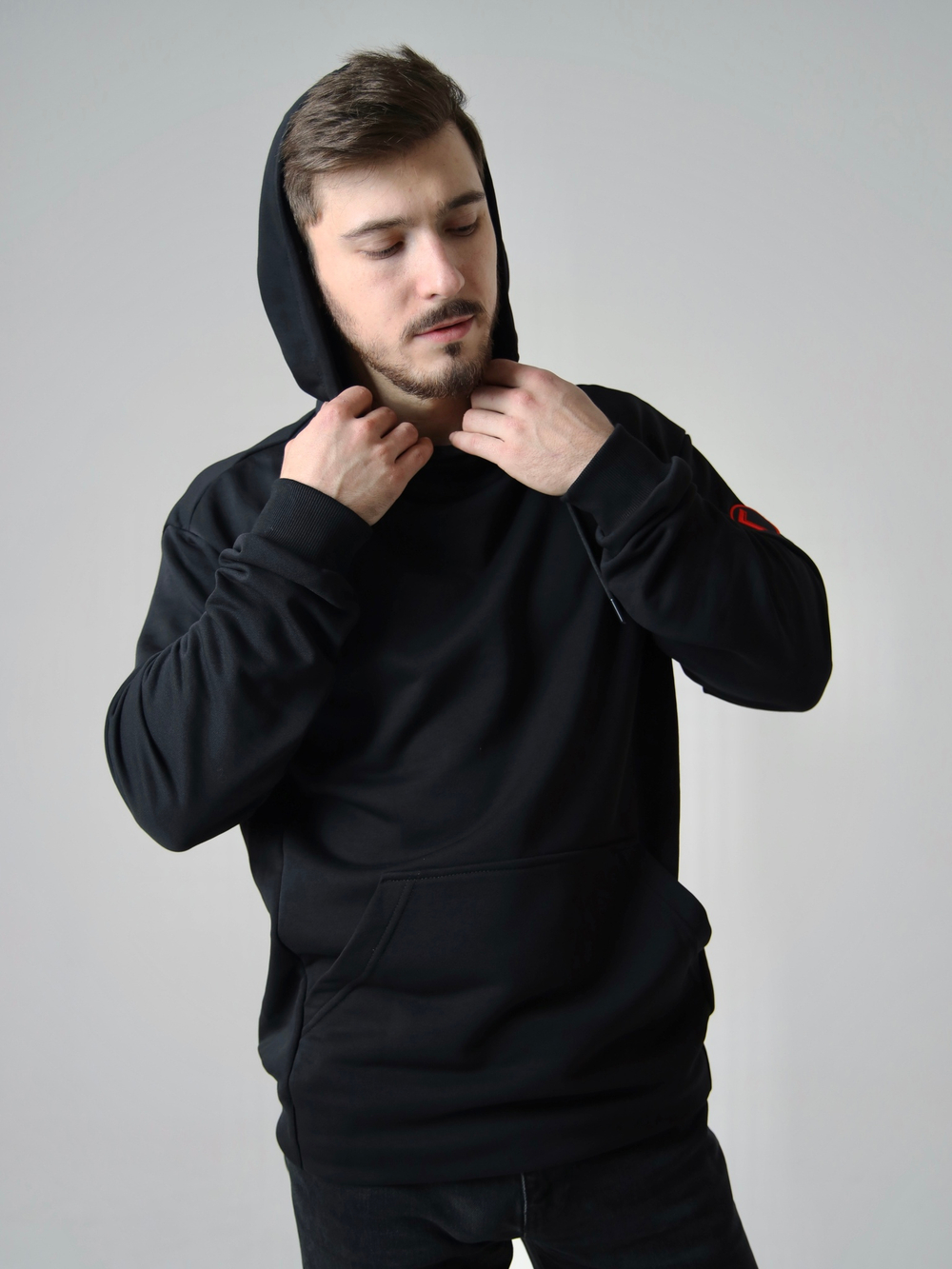 Худи черное Город Горький мужское с нашивкой на рукаве