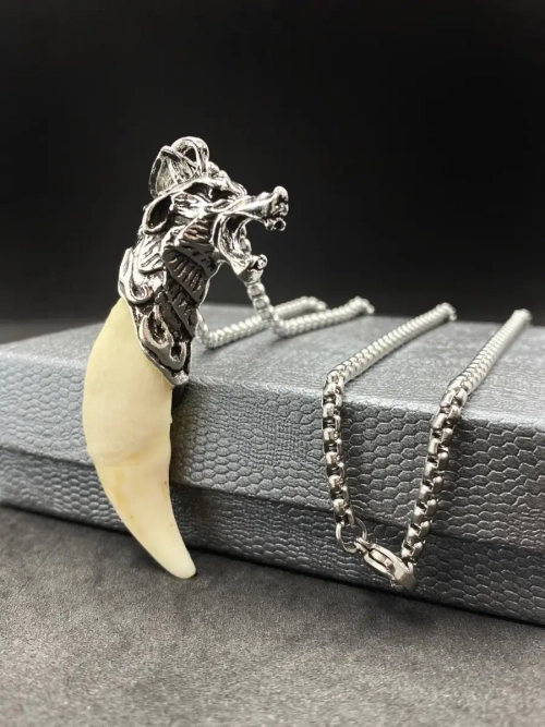 Крупная подвеска Волчий Клык на длинной цепочке