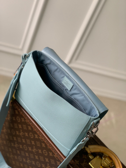 Louis Vuitton Takeoff Messenger