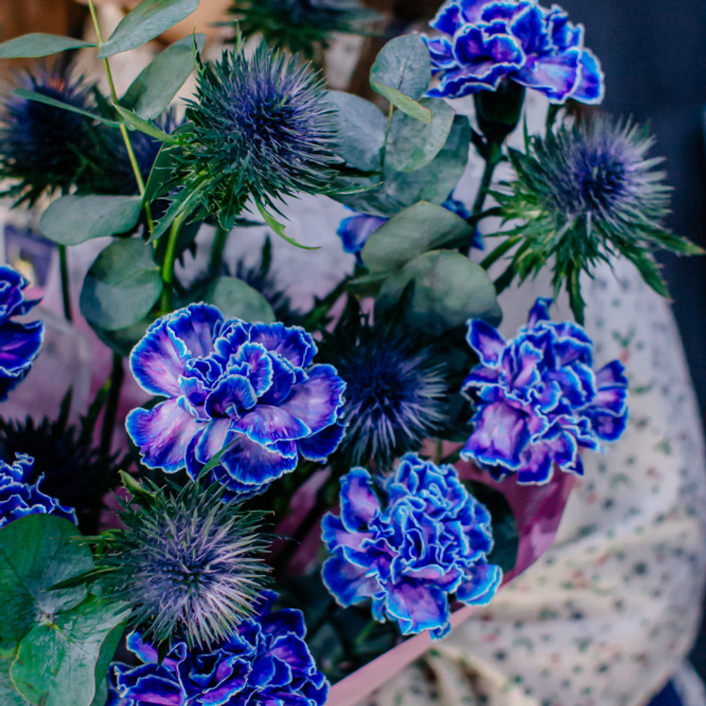 82. Элегантный стойкий синий букет с диантусами и эрингиумом