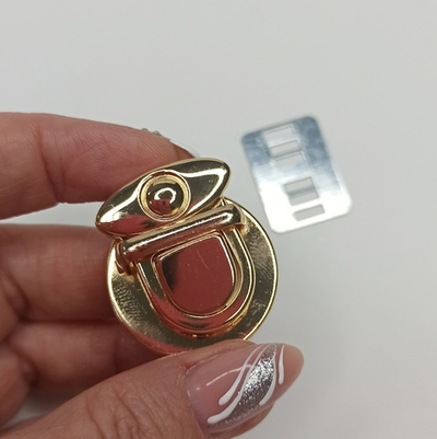 Замок-защелка на зажимах 30*35 Золото