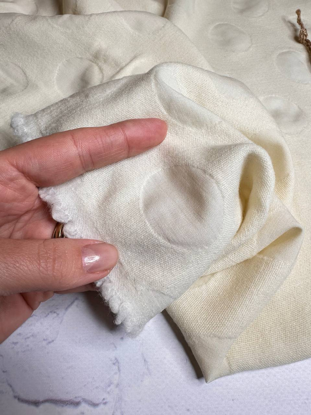 Плательно-костюмный жаккардовый сирсакер с узором (88%шерсть/10%полиамид/2%эластан, Бежевая слоновая кость/крупные круги в тон, 125, 232 гр/м2)