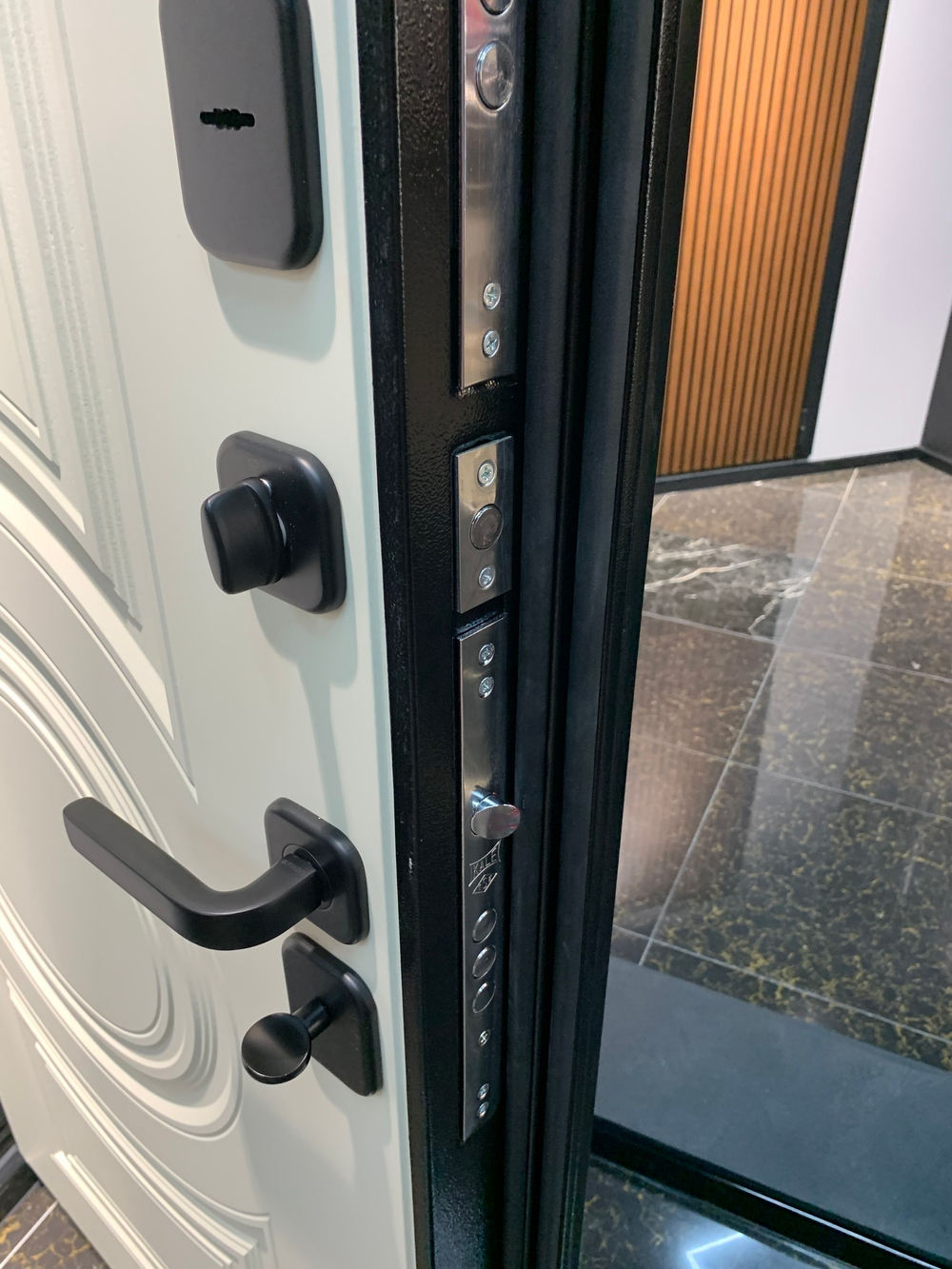 Входная металлическая дверь Лабиринт GRAND (Гранд) Альберо блэк / 13 Грей софт ( светло-серый без текстуры)
