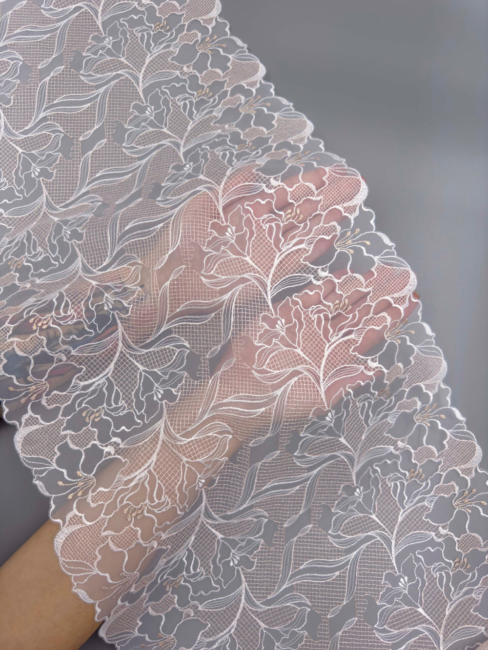 Вышивка на сетке персиково-розовая с белым, золотым и глиттером неэластичная ширина 33 см ОТРЕЗЫ