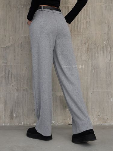 Прямые брюки серого цвета с узором