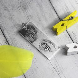 Серебряная подвеска с гравировкой фото глаз на заказ