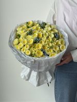 Букет из кустовой розы и оксипеталума