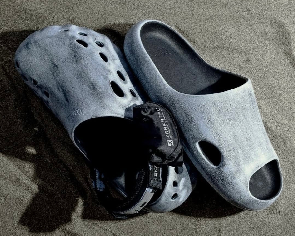 Hikes × KRAKATAU: обзор Marble Clogs и Talc Slides — коллаборация 2025 | TheSneaker.ru