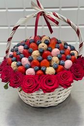 Корзина с клубникой в шоколаде и розами
