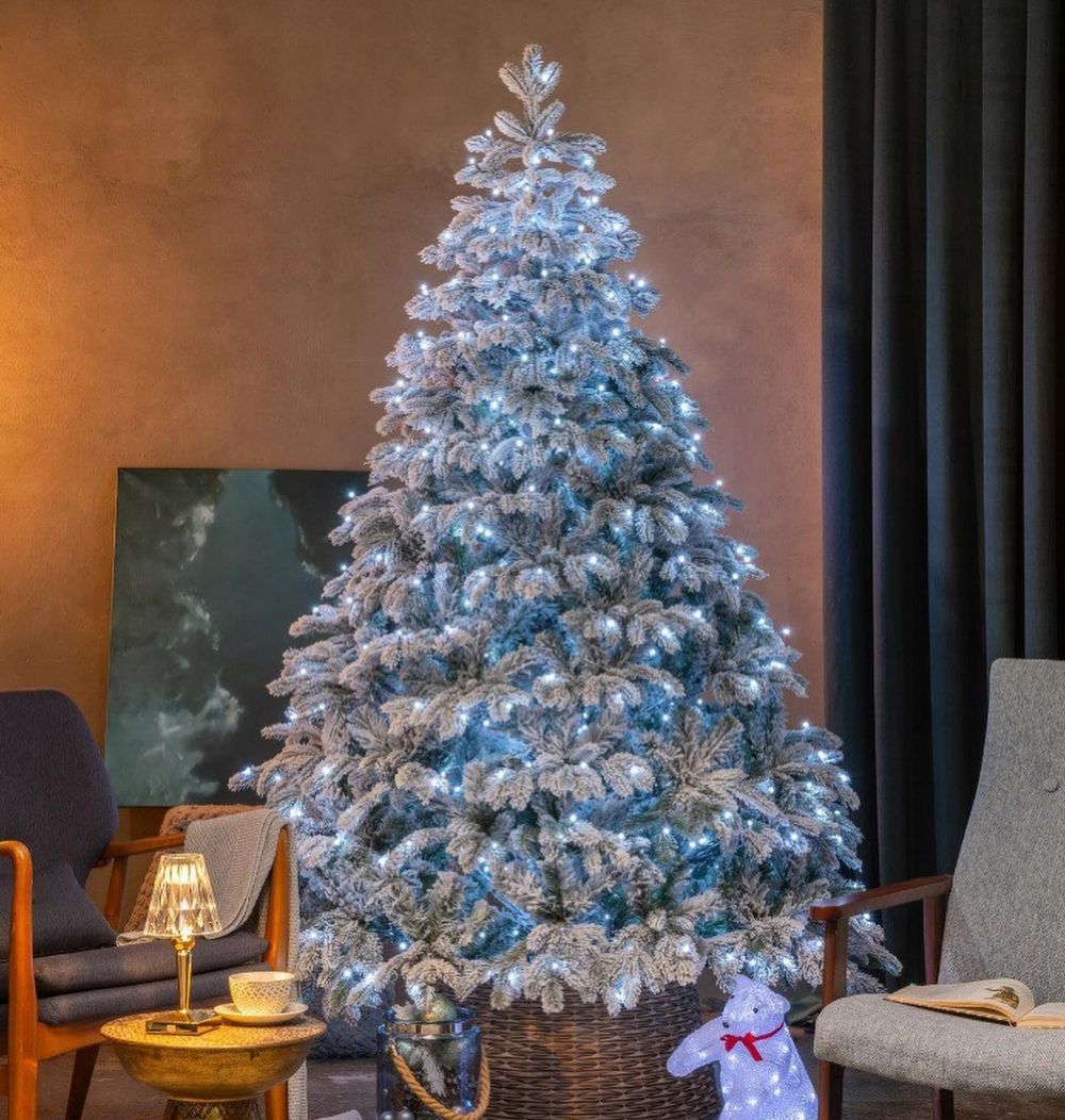 Заснеженная елка с гирляндой «Камчатская» холодный свет (Литая+пвх) 180 см / 1,8 м