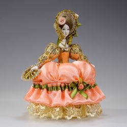 персиковый