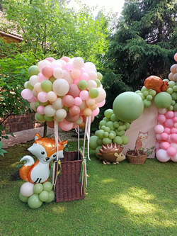 Фотозона большая с баннером и воздушным шаром