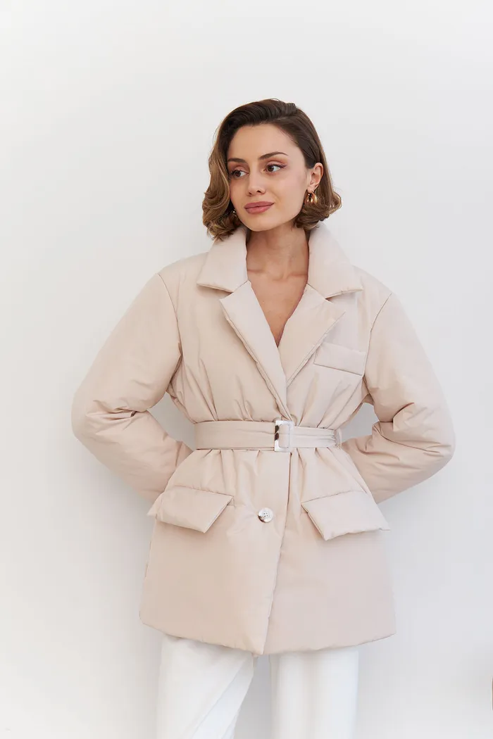 Куртка-пиджак на поясе цвета экрю