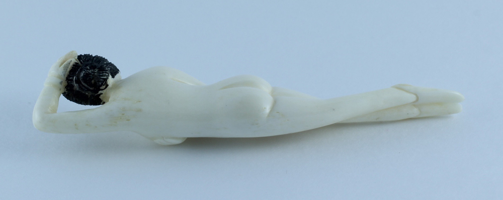 Нэцкэ Нагая красавица лежит на подставке