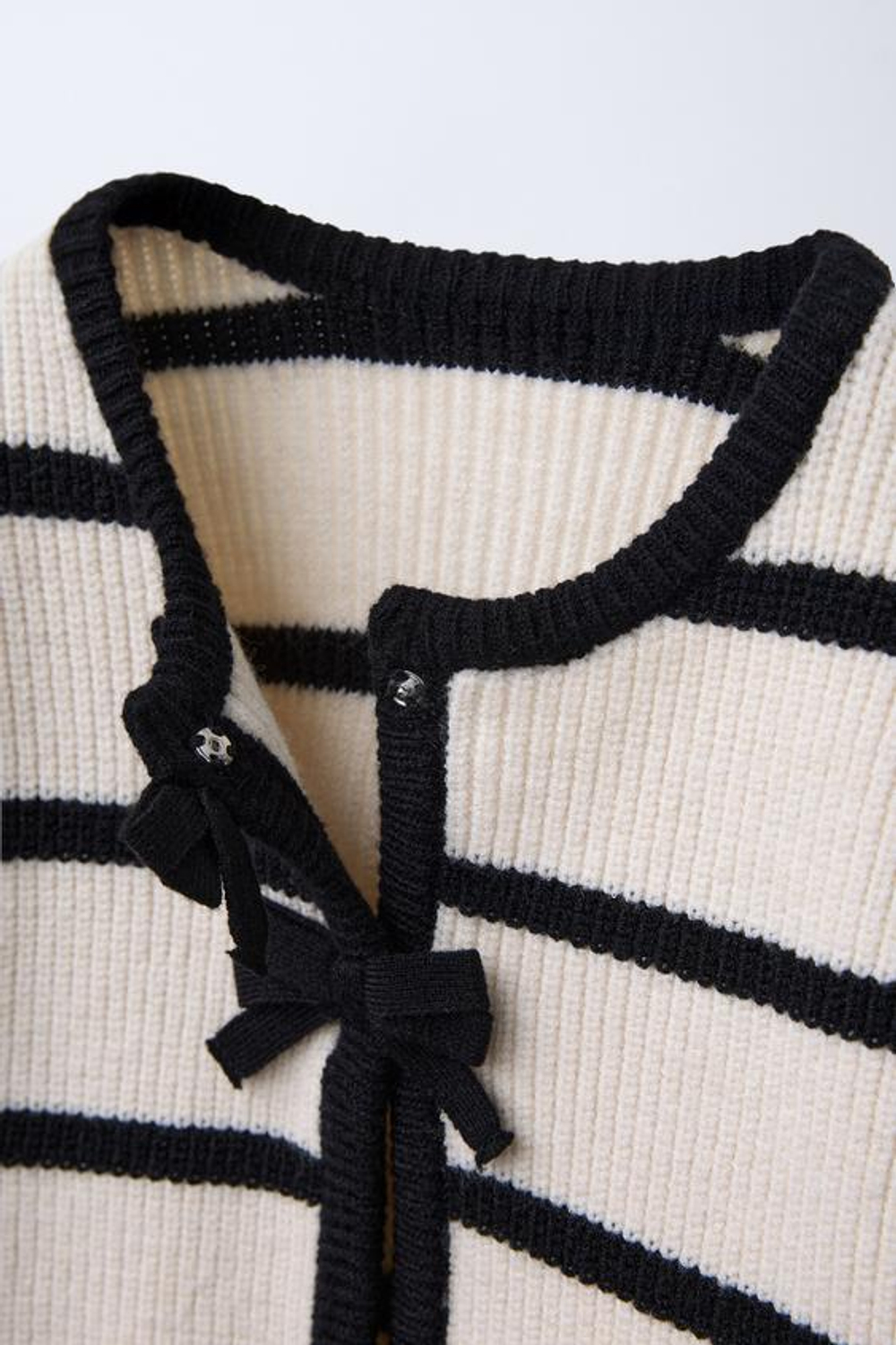 ZARA КАРДИГАН В ПОЛОСКУ С БАНТАМИ, ЭКРЮ/ЧЕРНЫЙ