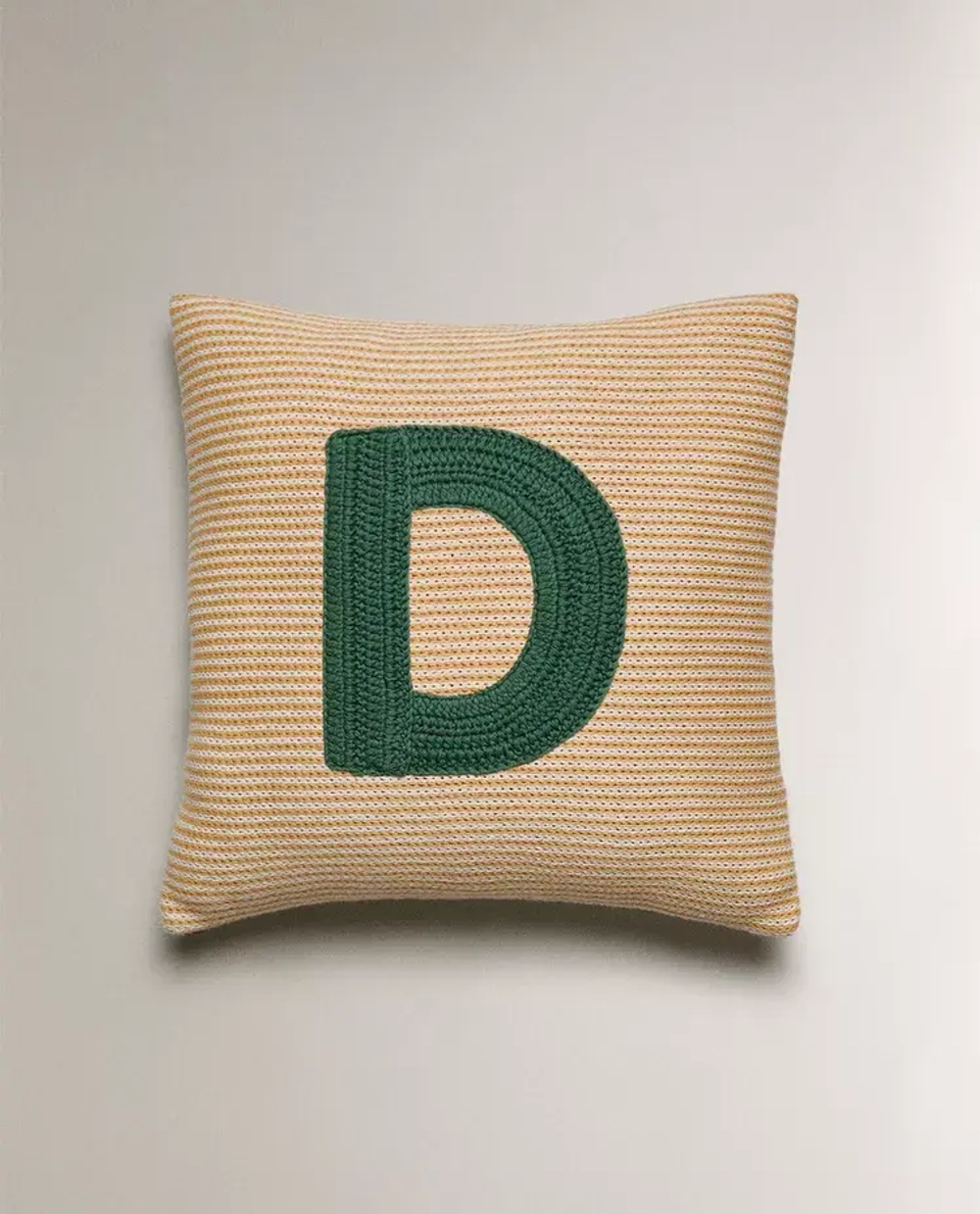 ZARA HOME ДЕТСКАЯ ПОДУШКА С ВЫШИВКОЙ В ВИДЕ БУКВЫ "D", ЖЕЛТЫЙ
