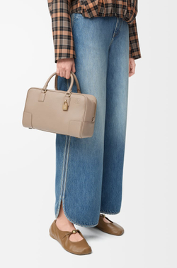 Loewe Сумка Amazona 28 из мягкой зернистой телячьей кожи, песочный